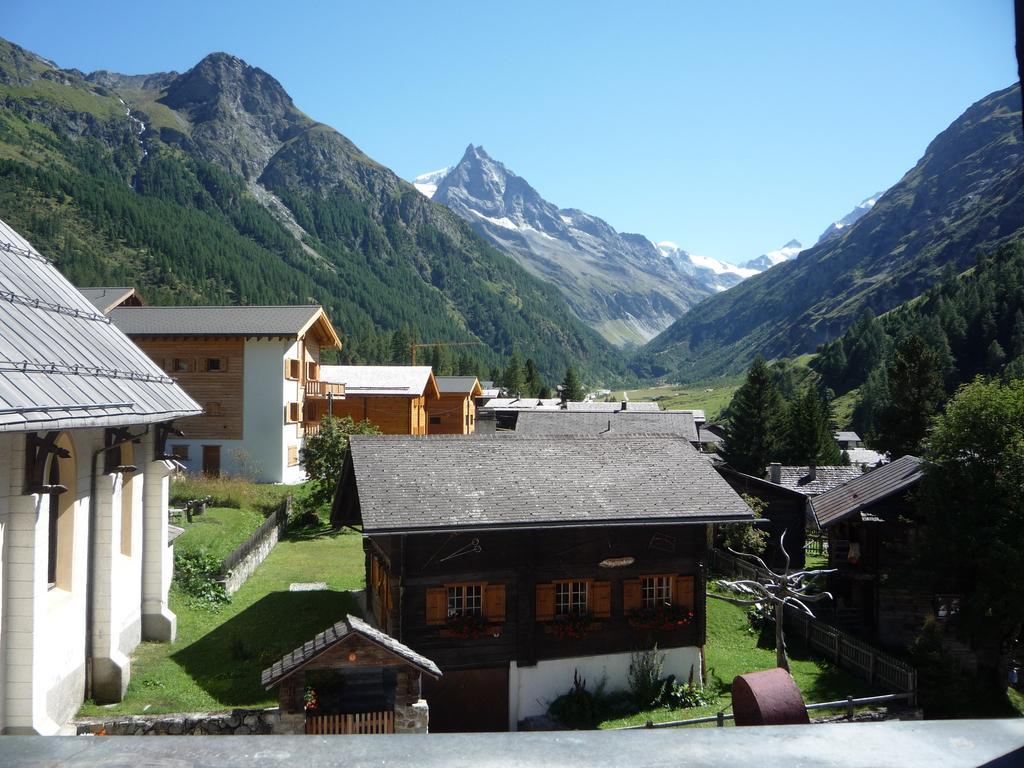 Hotel - Petit-Dejeuner Le Trift Zinal Bagian luar foto
