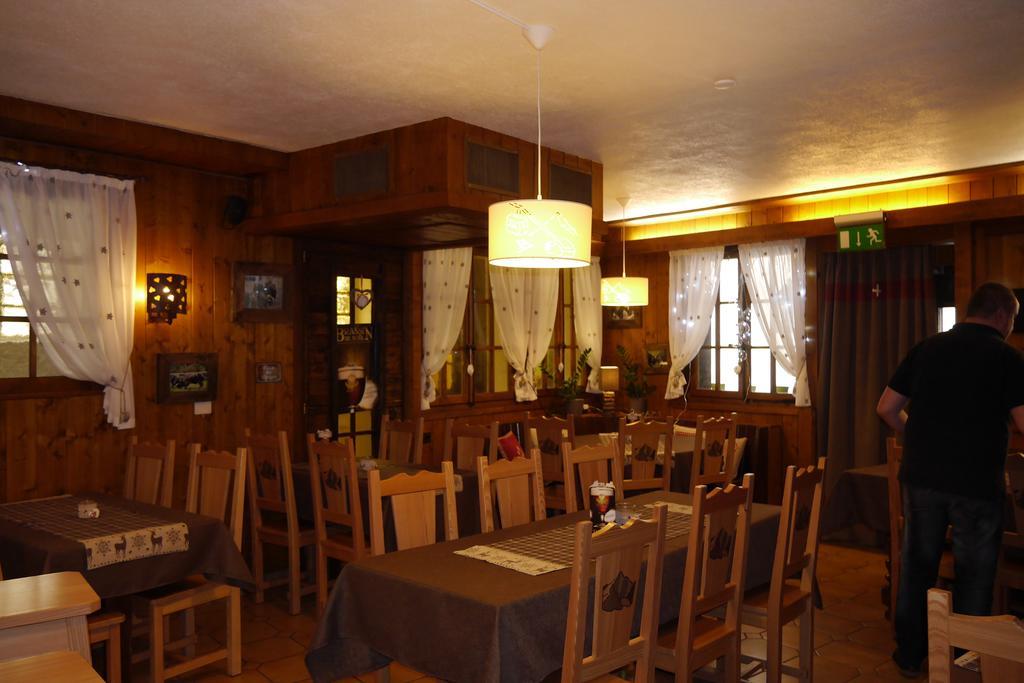 Hotel - Petit-Dejeuner Le Trift Zinal Bagian luar foto